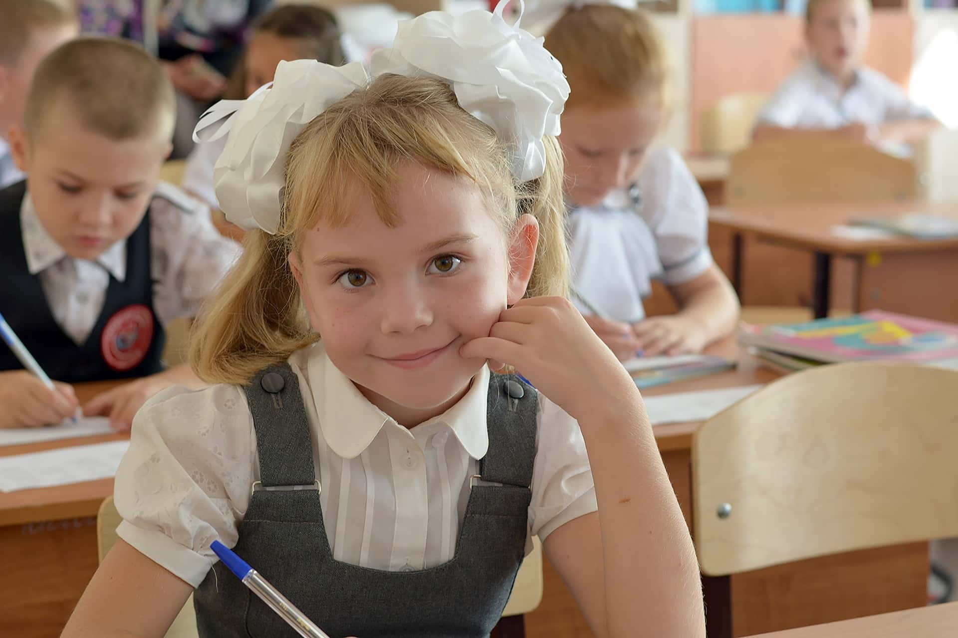 enfant motivée par l'école